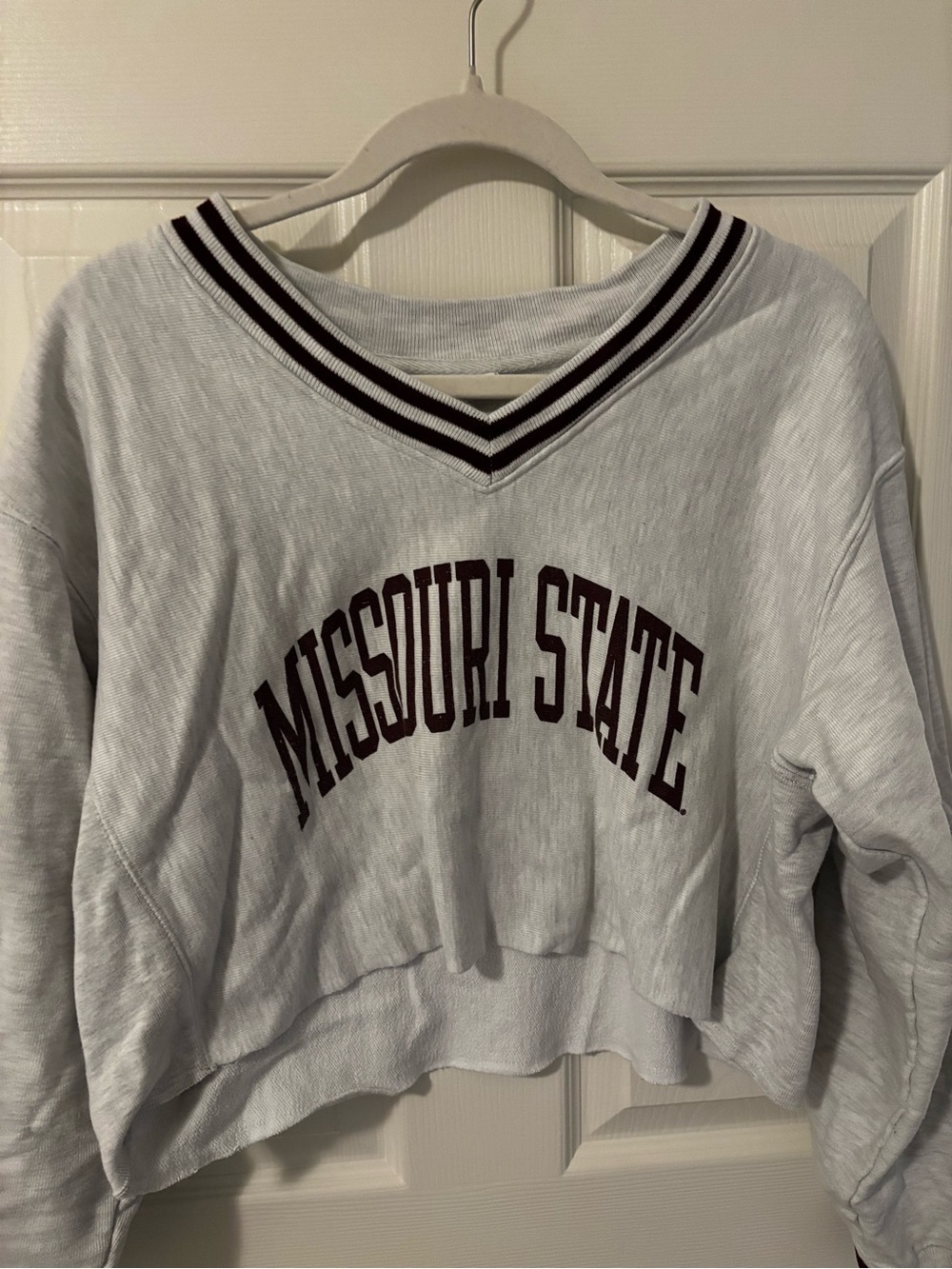 Champion White Cropped V‑Neck Sweatshirt with Maroon Print